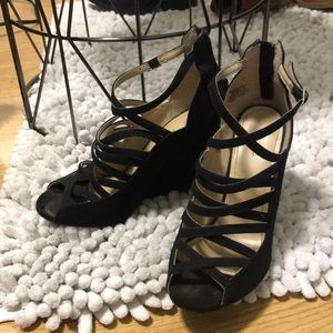 Strappy black wedge